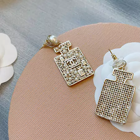 イヤリング ロゴ付き chanel