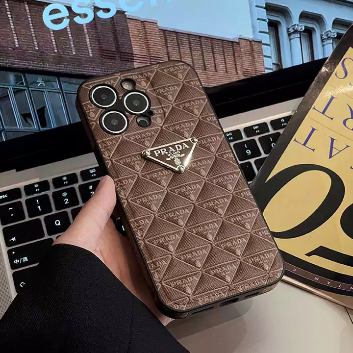 革 Prada iphone16/16proレンズ保護ケース メタルロゴ 型押し ブランドロゴ 字母プリントプラダスマホケースSC23110304