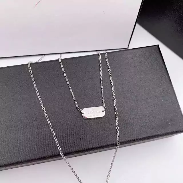 グッチ 鎖骨飾り お洒落